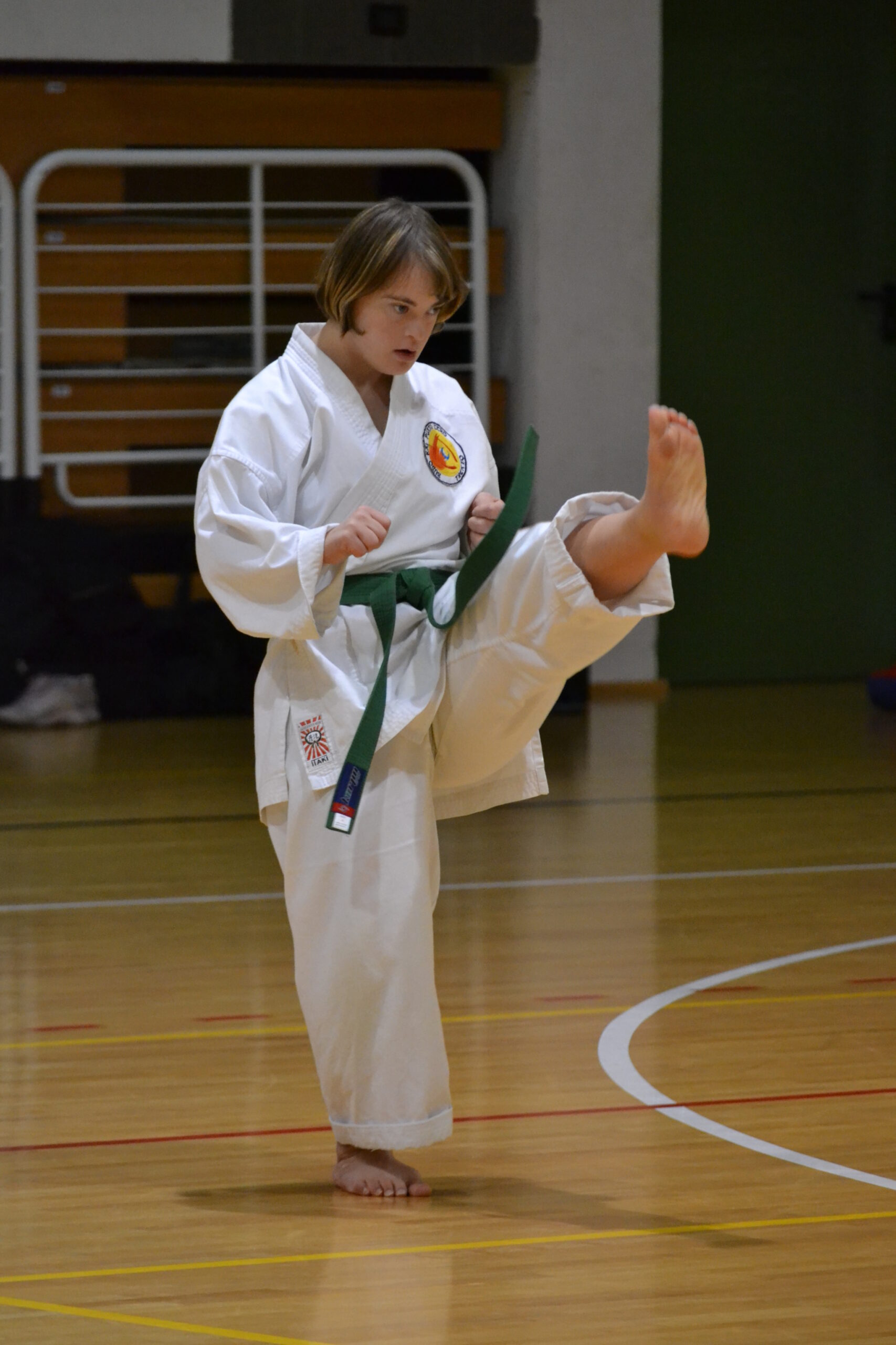Ragazza che pratica arti marziali al Dojo